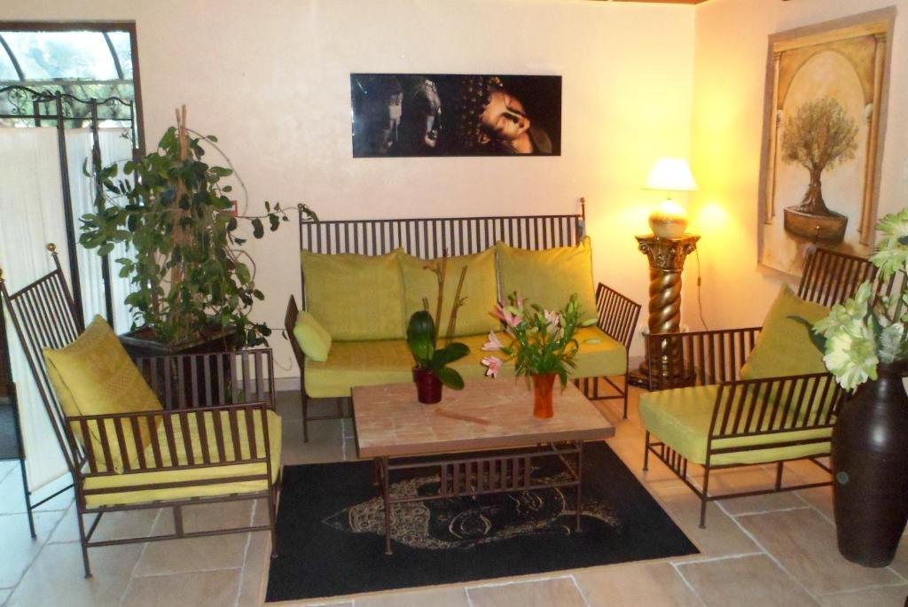 The Originals City, Hotel Le Village Provencal, Aix-En-Provence Nord Pertuis Exterior foto